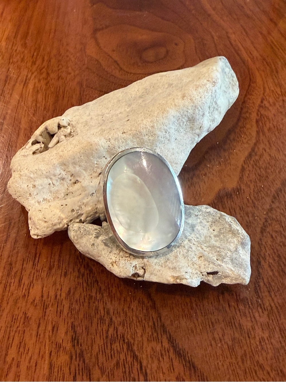 *Estate Jewelry* Thai Sterling Silver Chunky Mother-of-Pearl Oval Ring Size 7.5